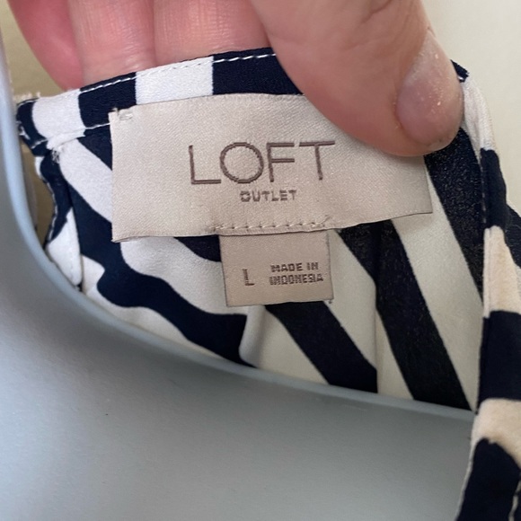 LOFT Sleeveless lightweight blouse, flattering black and white stripe - Picture 4 of 8